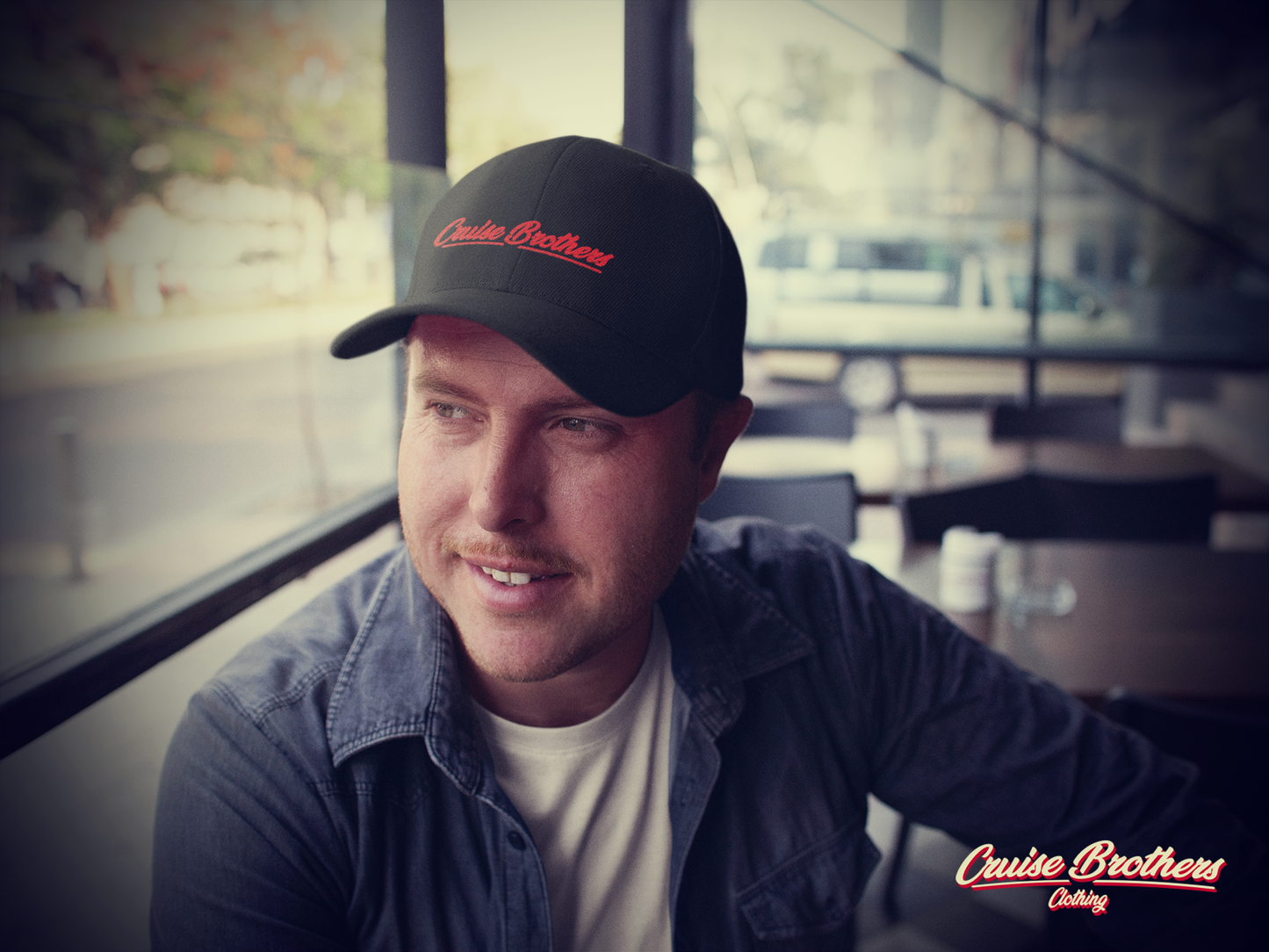 the classic Snapback - curved mit Stick (red)