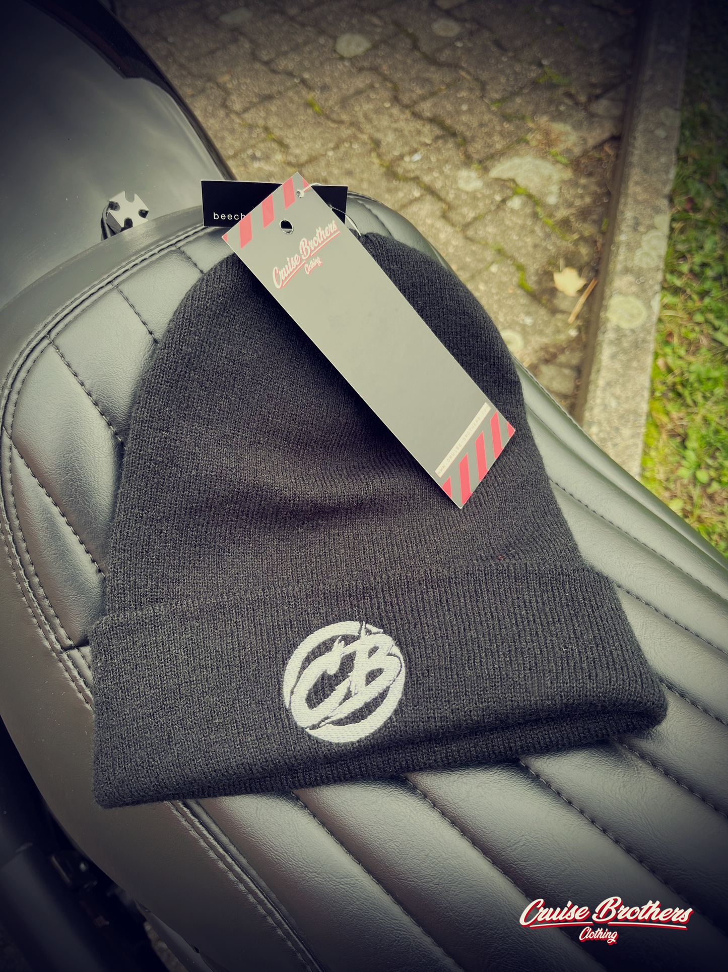 the classic Beanie - mit Stick (white)