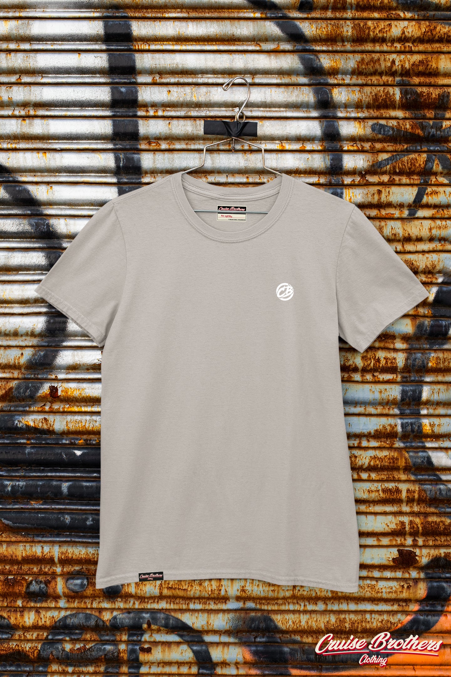 the classic Tshirt - Essential white on beige